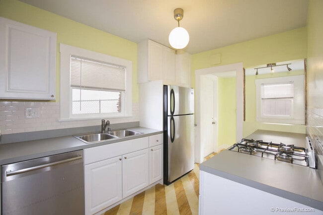 Foto del edificio - Adorable 2 Bedroom Cottage with Fenced yard, Washer+Dryer, Dishwasher, Reserved Parking!