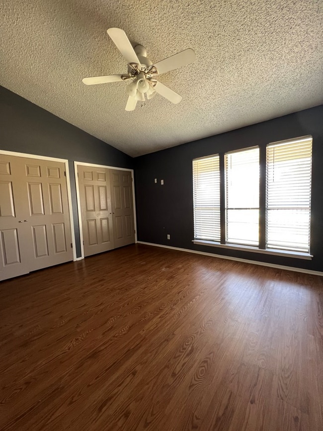 Building Photo - 4748 Oakwood Dr