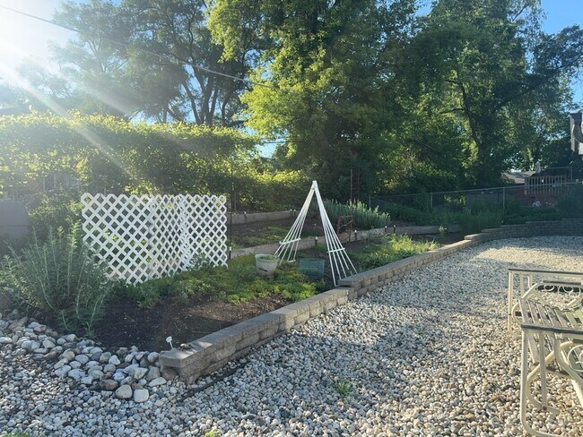 Foto del edificio - 3829 Eastway Dr