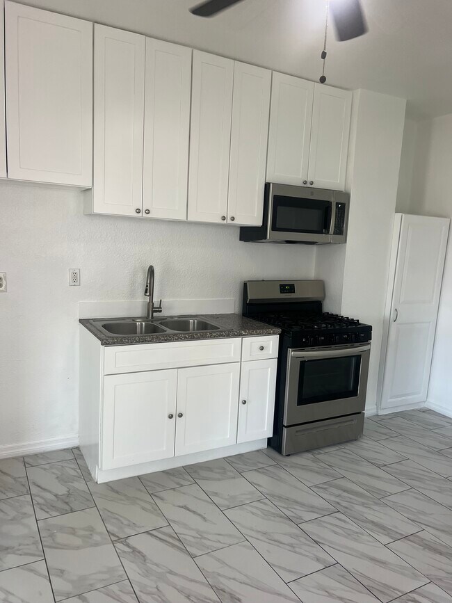 Foto del edificio - 618 W 9th St