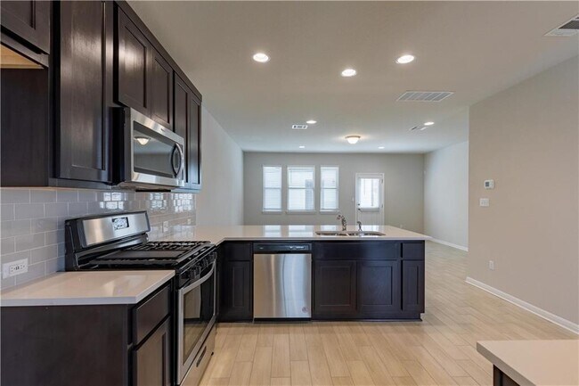 Foto del edificio - 2024 Pecan Island Dr