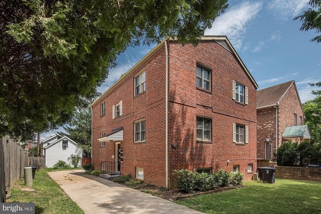 Building Photo - 1121 N Taylor St