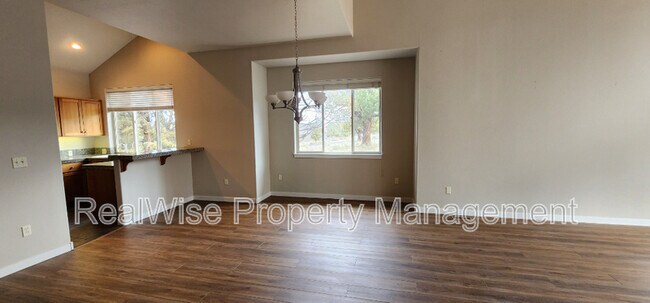 Building Photo - 1445 Highland Vw