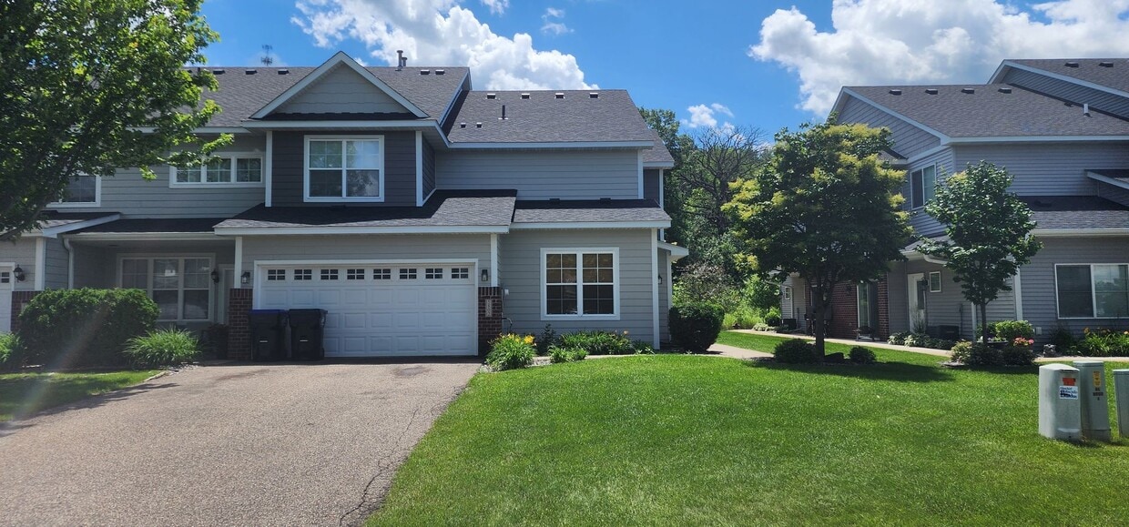 Foto principal - Beautiful 3 bedroom 3 bath End Unit Townhouse