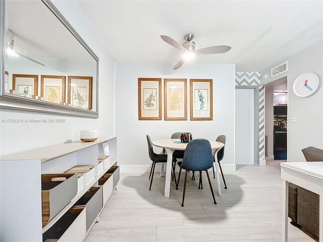 Foto del edificio - 651 NE 60th St