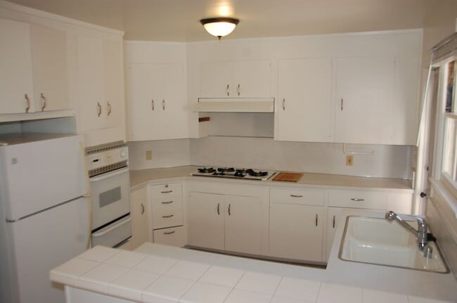 Building Photo - 2927 Lomita Rd