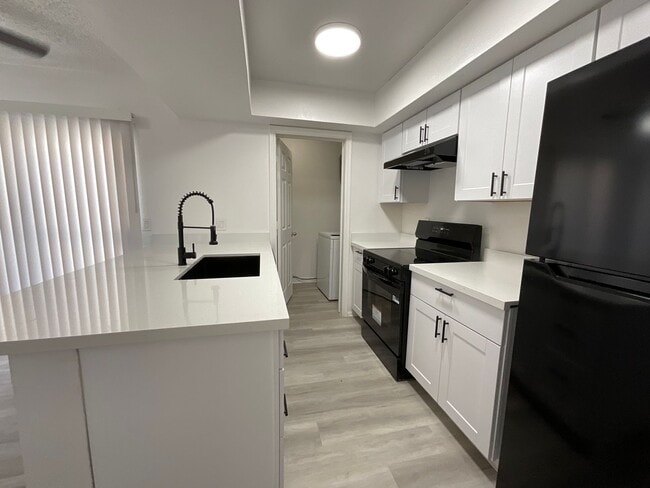 Townhome - newly remodeled kitchen - priva... - Townhome - newly remodeled kitchen - priva...