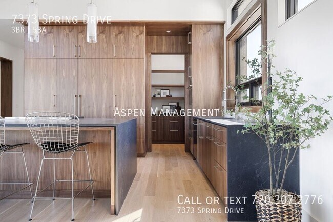 Foto del edificio - 7373 Spring Dr