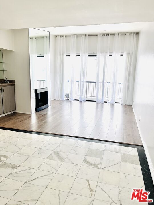Building Photo - 906 N Doheny Dr