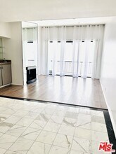 Building Photo - 906 N Doheny Dr