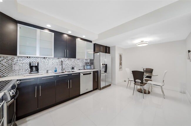 Building Photo - 2500 Parkview Dr