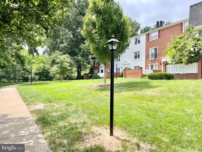 Foto del edificio - 2713 S Walter Reed Dr