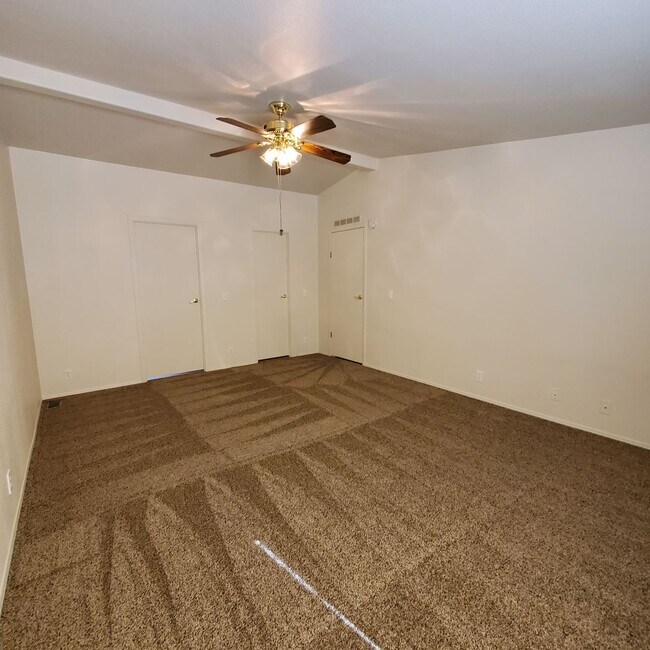 Building Photo - Pet Friendly 3bed : 2bath home w/ Garage &...