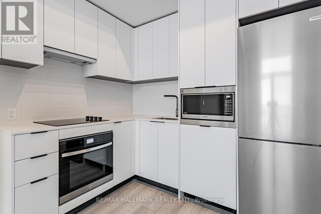 Building Photo - 1007 The Queensway