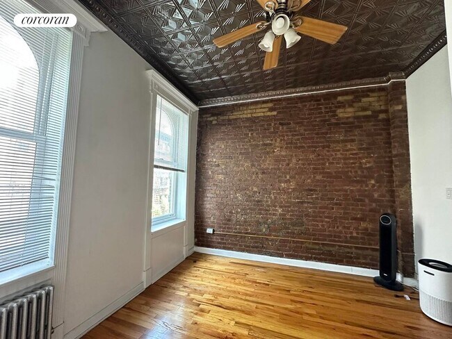 Foto del edificio - 349 W Broadway
