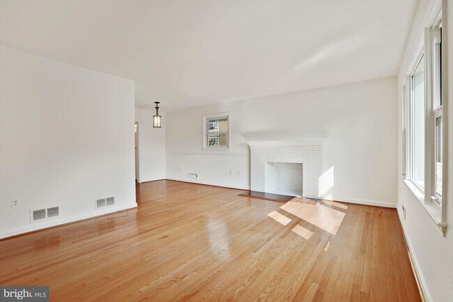 Building Photo - 1520 N Randolph St