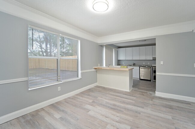 Building Photo - 10995 Traci Lynn Dr
