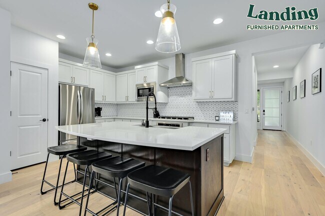 Building Photo - 5005 Lynndale Dr