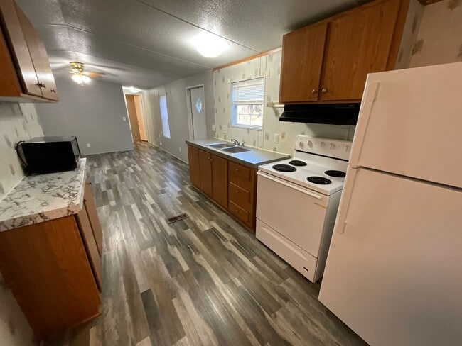 Building Photo - Singlewide in the country