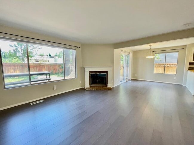 Building Photo - 2 bedroom in Kirkland WA 98034
