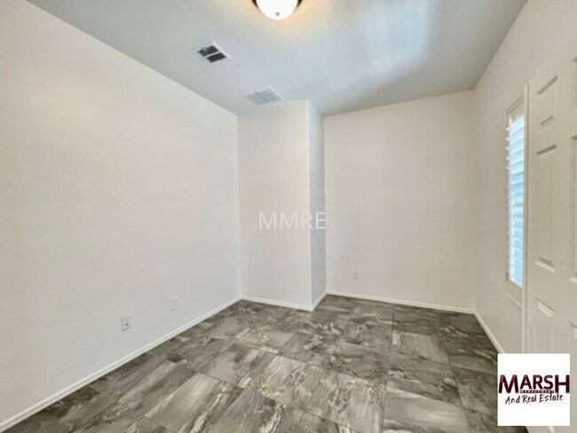 Building Photo - Very nice 3 bedroom home plus den &amp; co...