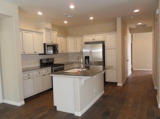Foto del edificio - 3 bed 2 bath 2 car attached garage.