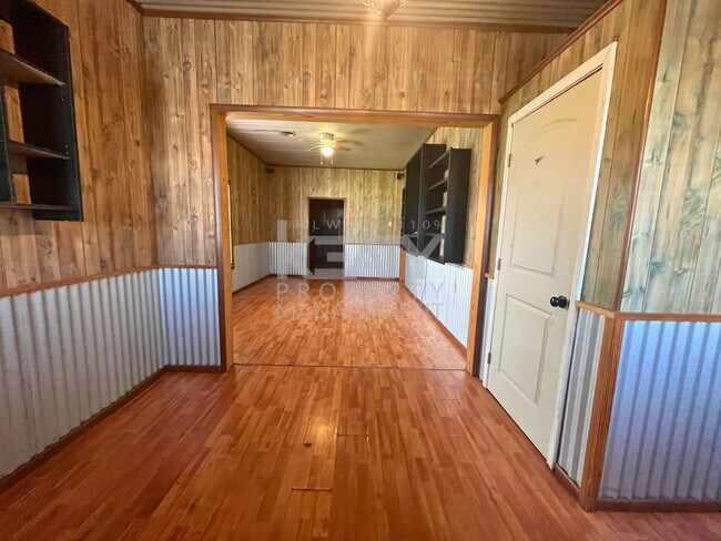 Building Photo - 3 Bedroom, 1 Bathroom NOW Available in Kap...