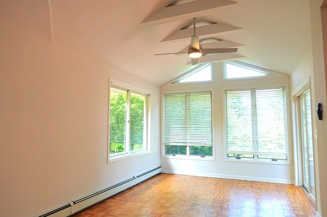 Building Photo - Updated 3 Bedroom Ranch
