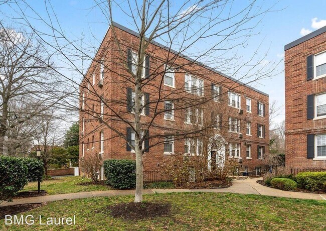 Foto del edificio - 1 br, 1 bath House - 4491 MacArthur Blvd N...