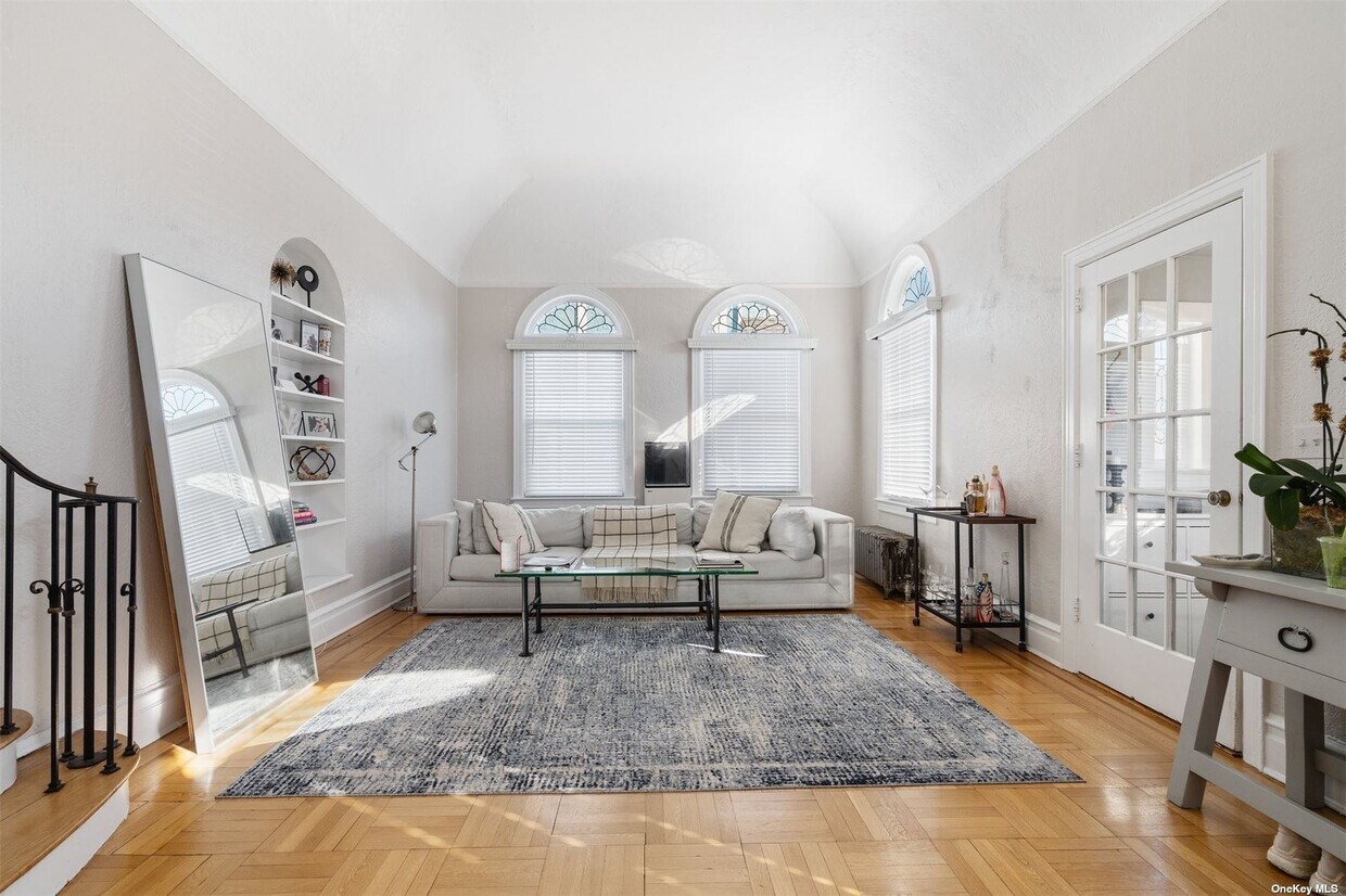 Primary Photo - 317 W Walnut St