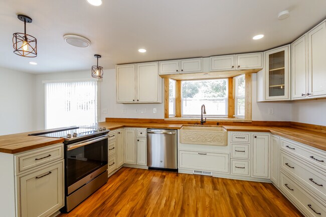 Foto del edificio - 6709 Helena Drive NE, Bremerton, WA, 98311