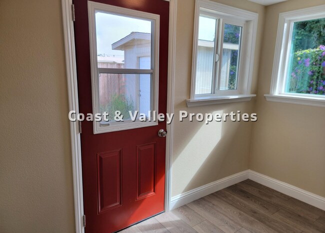 Building Photo - FOR RENT: 2BD/1BA HOUSE