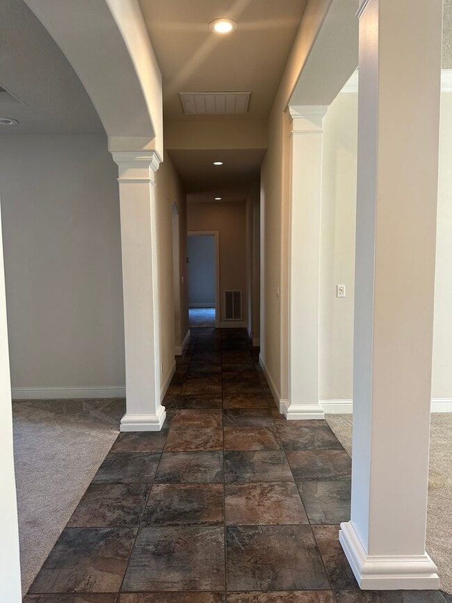Building Photo - Located in the desirable Eagle Point Golf ...
