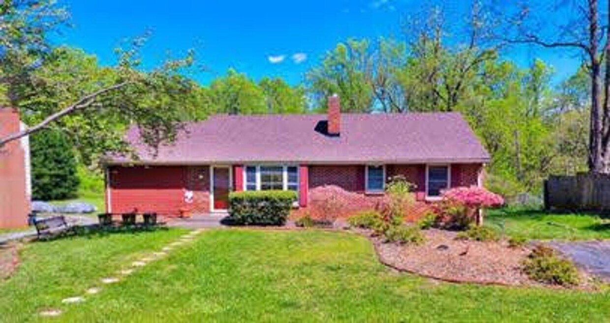 Foto principal - 4 Bedroom Home in Lynchburg