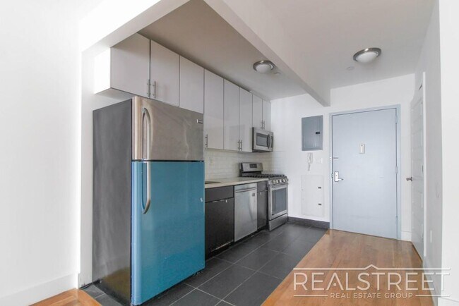 Building Photo - LUXURY LOFT in Queens!