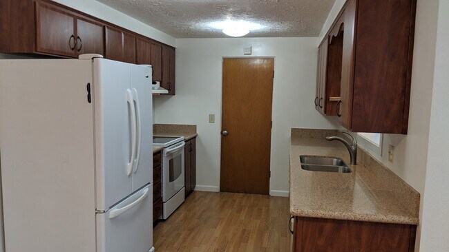 Building Photo - Spacious 4bed/2bath in desirable Pleasant ...