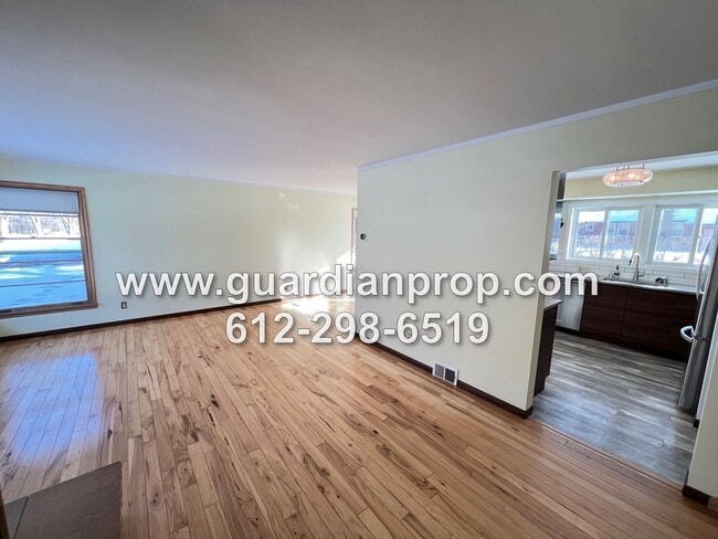 Building Photo - Updated Roseville House on Large Corner Lo...