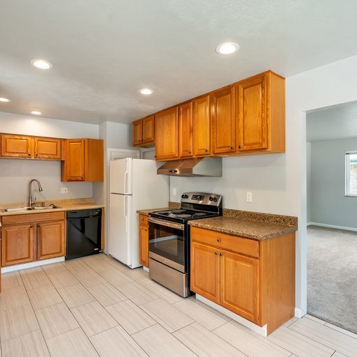 Building Photo - Lovely Remodeled 3 Bed - 1-1/2 Bath Duplex...