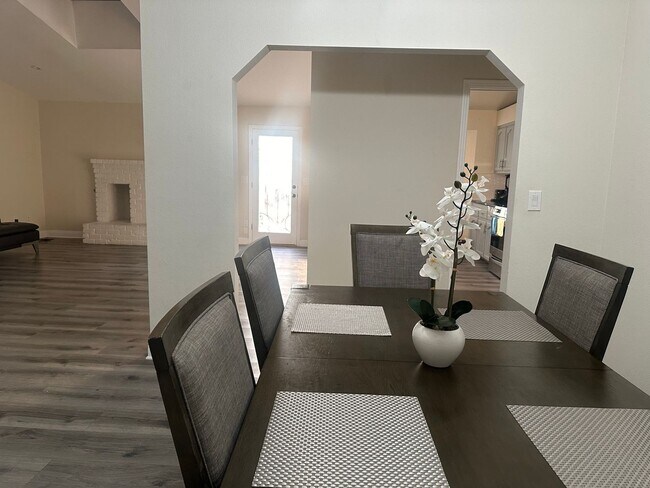Foto del edificio - 3+2 READY NOW! Solar Equiped! Welcome to t...