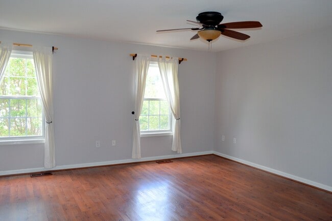 Building Photo - Convenient Townhome in Warrenton!
