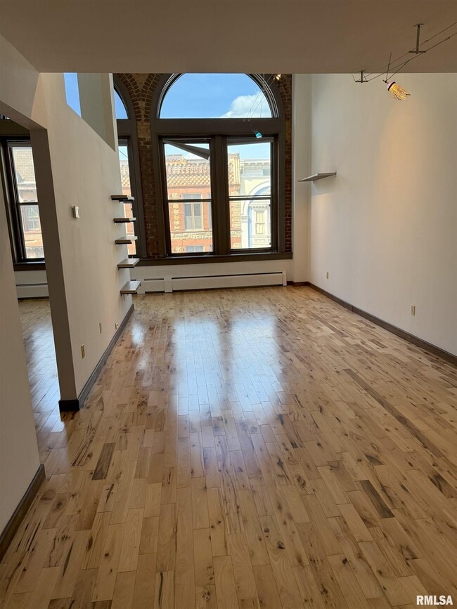 Building Photo - 226 S 6th St
