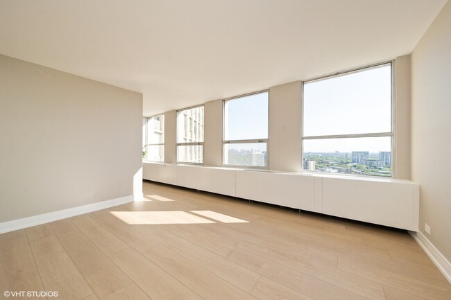 Foto del edificio - 2626 N Lakeview Ave