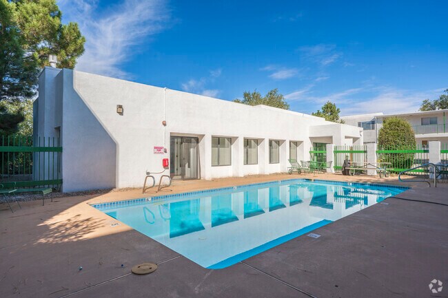 Piscina - Evergreen Apartments