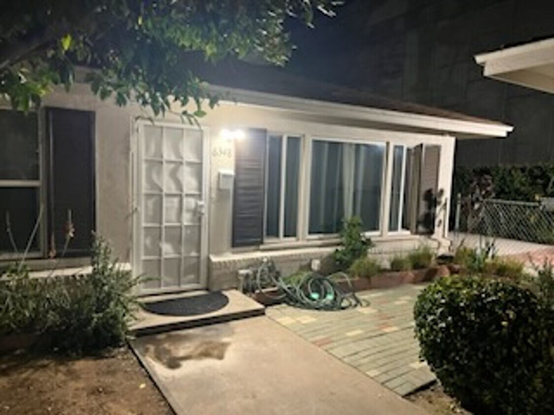 Foto principal - Charming 2 Bedroom Home with Private Garag...