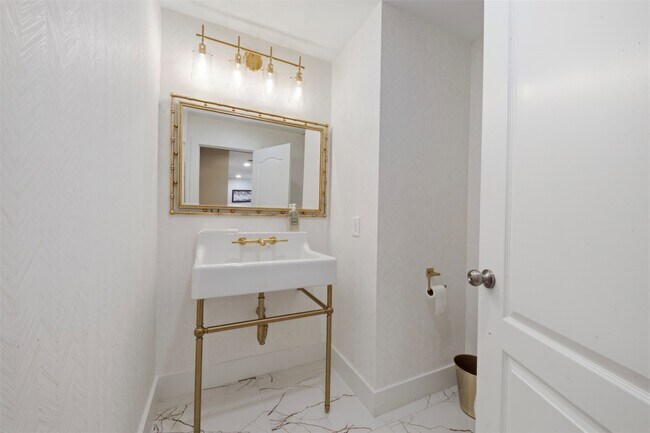 Foto del edificio - 121 N Post Oak Ln