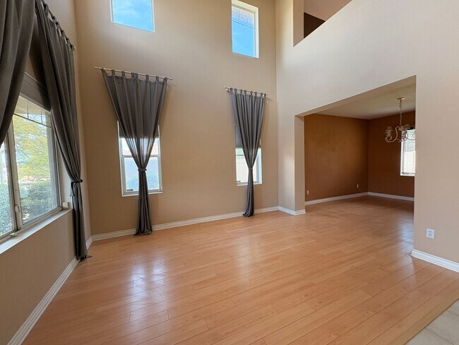 Building Photo - 4 Bed, 3 Bath in Corona!