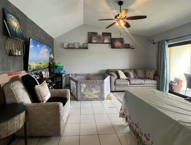 Foto del edificio - 450 NW 214th St