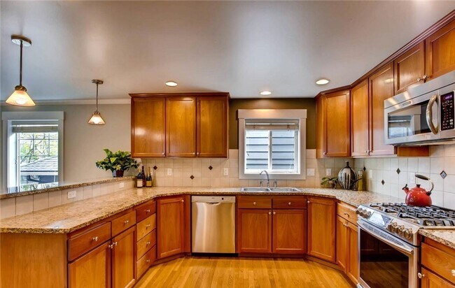 Building Photo - Beautiful Top of Queen Anne Townhome - 3 Beds / 2.5 Baths