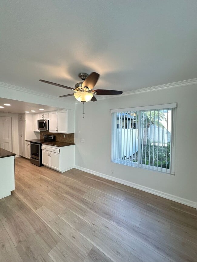 Foto del edificio - 3 Bedroom Tustin Condo - Recently Renovated - 2 Car Gar - Beautiful!!!!!