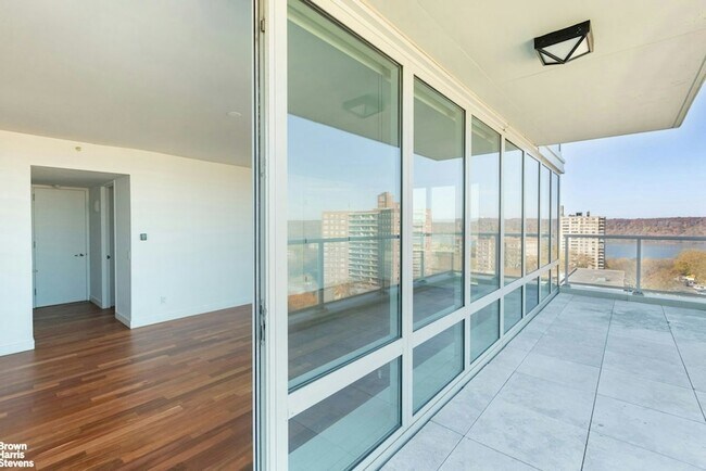 Building Photo - 640 W 237th St